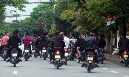 Mức phạt xe máy điều khiển xe thành đoàn gây cản trở giao thông